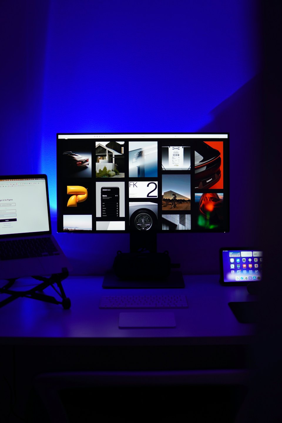 Escritorio moderno con monitor, portátil y tableta.